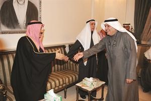 محمد الصقر مصافحا العم جواد بوخمسين
