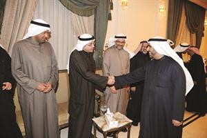 محمد الدلال مصافحا الزميل يوسف خالد المرزوق

