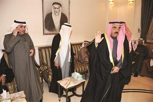 الشيخ فيصل السعود محييا الحضور في ديوان الزايد
