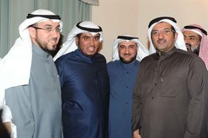 الشاهين والكندري مع بعض المهنئين

