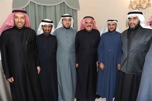 محمد الكندري يقدم التهاني لاسامة الشاهين ودمحمد الكندري ويبدو عبدالله الحمدان
