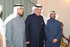 عيسى الكندري متوسطا الشاهين والكندري
