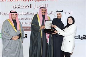 الشيخ صباح الخالد مكرما الزميلة فوزية الابراهيم﻿