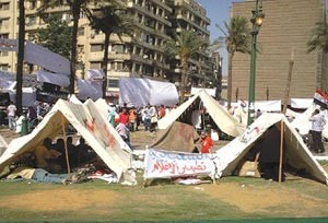 العثور على جثة فتاة بإحدى خيام ميدان التحرير بسبب جرعة زائدة!