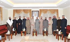 جانب من اجتماع النواب في ديوان دحمد المطر امس