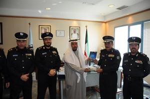اللواء جاسم المنصوري مكرما العقيد متقاعد عبدالله الدخيل