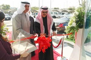 ماجد العجيل ومحافظ حولي الفريق المتقاعد عبدالله الفارس يقصان شريط افتتاح الفرع الجديد﻿
