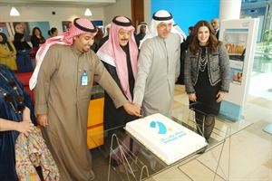 العجيل والفارس يقطعان قالبا من الكيك وعليه شعار برقان احتفالا بالفرع الجديد	متين غوزال﻿