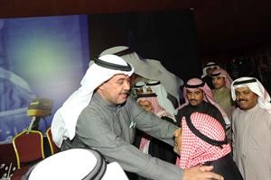 خلف دميثير مع احد الحضور