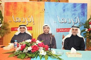 عدنان عبدالصمد واحمد لاري يتوسطهما عريف الندوة متين غوزال