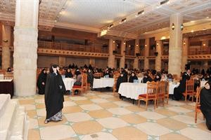 احدى الناخبات تخاطب الحاضرات خلال الندوة