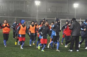 لاعبو الازرق وسط جو بارد في التدريب المسائي امس