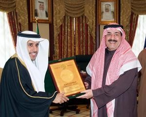 الشيخ احمد الحمود يقدم درعا تذكارية الى دمحمد بن علي كومان