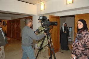 تجهيزات القاعة مكتملة وتبدو رئيسة قسم الصحافة والاعلام في مجلس الامة الزميلة امل المطوع امام بوابة القاعة