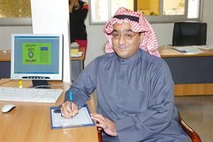 ياسر الجعفر يملا استمارة ترشيحه