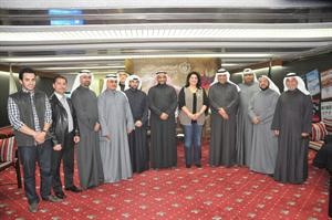 مرنا الفارس في صورة جماعية مع عدد من المهندسين هاني الشمري