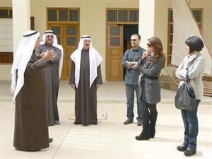 الشيخة منى الجابر تستمع لشرح حول بيت العثمان﻿