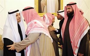 عدد من المهنئين يباركون للحجرف ﻿