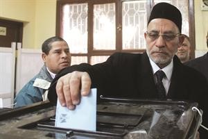 المرشد العام للاخوان المسلمين دمحمد بديع يدلي بصوته في انتخابات الشورى في بني سويف افپ