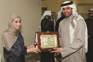 الهنوف الخراز تقدم درعا الى عبدالعزيز السمحان﻿