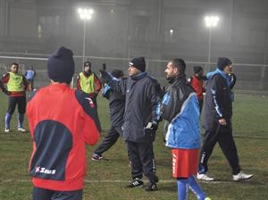 اسامة حسين يوجه اللاعبين خلال التدريب المسائي للازرق﻿