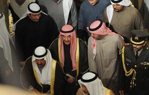 سمو الشيخ ناصر المحمد اثناء خروجه من المجلس﻿