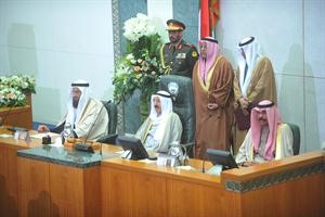 صاحب السمو الامير الشيخ صباح الاحمد وسمو ولي العهد الشيخ نواف الاحمد ورئيس السن خالد السلطان على المنصة﻿