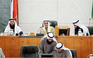 رئيس مجلس الامة احمد السعدون على المنصبة بعد اعلان فوزه بانتخابات الرئاسة متوسطا نائبه خالد السلطان وامين السر عبدالله البرغش﻿