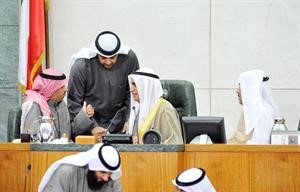 حديث بين الرئيس السعدون والنائب خالد الطاحوس ووزير الاعلام الشيخ محمد العبدالله على المنصبة ومتابعة من النائب مسلم البراك﻿