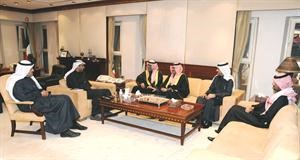 الشيخ محمد العبدالله خلال لقائه الشيخ مبارك الدعيج وعبدالله بن فهد الحسين﻿