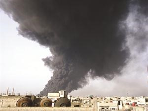 الدخان الكثيف يتصاعد من انبوب النفط الذي فجر امس للمرة الثالثة	رويترز﻿