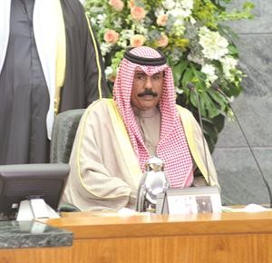 سمو ولي العهد الشيخ نواف الاحمد متابعا الجلسة﻿