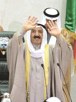صاحب السمو الامير الشيخ صباح الاحمد محييا الحضور في قاعة عبدالله السالم قبل بدء افتتاح جلسة دور الانعقاد امس 	متين غوزال﻿