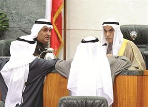 حديث بين رئيس المجلس احمد السعدون والنائب محمد الصقر على منصة الرئاسة خلال الجلسة ﻿