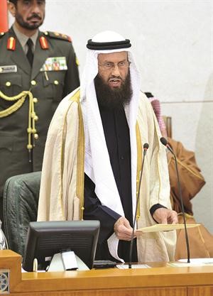 رئيس السن النائب خالد السلطان ادار الجلسة باقتدار﻿