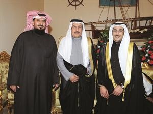 العقيد عبدالله الهاجري والعقيد محمد الهاجري يهنئان المعرس
