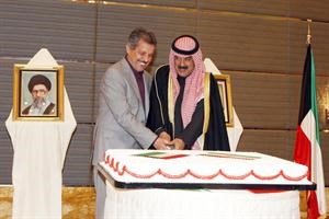 خالد الجارالله يشارك السفير الايراني قطع كعكة الاحتفال

