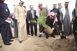الشيخ طلال الخالد يزرع شجرة خلال الاحتفال بيوم البيئة
