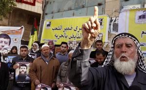فلسطينيون يتظاهرون للمطالبة باطلاق سراح عدنان خضر امس	افپ﻿