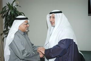 حمد المعضادي مصافحا الوزير الشهاب﻿