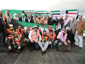 لقطة تذكارية للمشاركين وبعض الحضور في مؤتمر اللجنة الكويتية والرابطة الخليجية للتضامن مع الشعب السوري كرامة