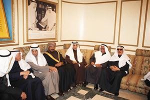 احمد السعدون متوسطا ناصر الساير وجواد بو خمسين والسفير العماني وبعض الحضور﻿