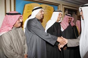 مصافحة بين السعدون وعبدالرحمن العنجري ويبدو مرزوق الحبيني وخميس عقاب﻿