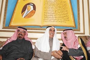 سلطان بن حثلين ومرزوق الحبيني يتوسطهما السعدون﻿