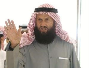 وخالد السلطان محييا الحضور لدى وصوله الى المجلس