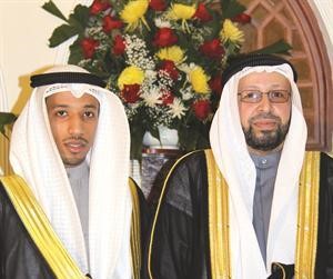 المعرس مع والده في لقطة تذكارية
