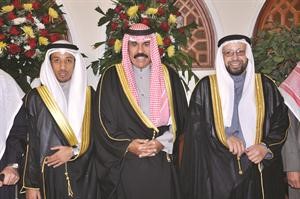 سمو ولي العهد الشيخ نواف الاحمد متوسطا المعرس ووالده خالد الرجيب