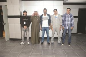 ضيف الديوانية ناصر فرج وصديقه خالد الشطي مع الزملاء في القسم الرياضي﻿