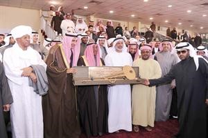 الشيخ علي السالم يسلم جائزة سمو الامير للفائز بالسباق﻿