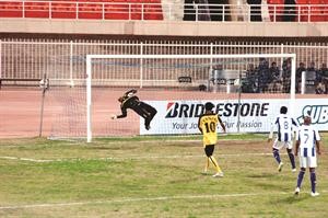 الهدف الاول للبرازيلي الكسندر نينو في مرمى فنجاء 	عادل يعقوب﻿